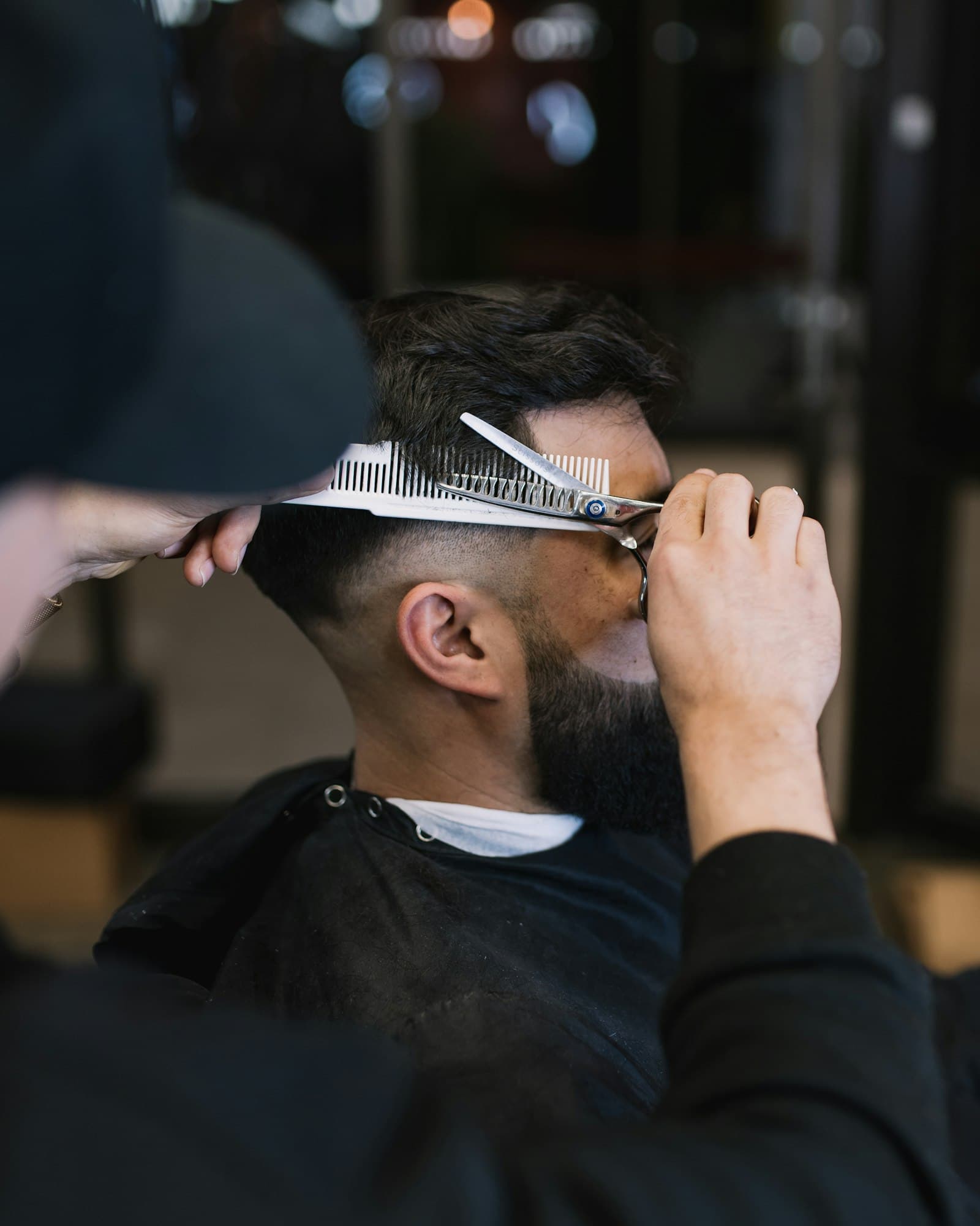 Barbeiro fazendo corte