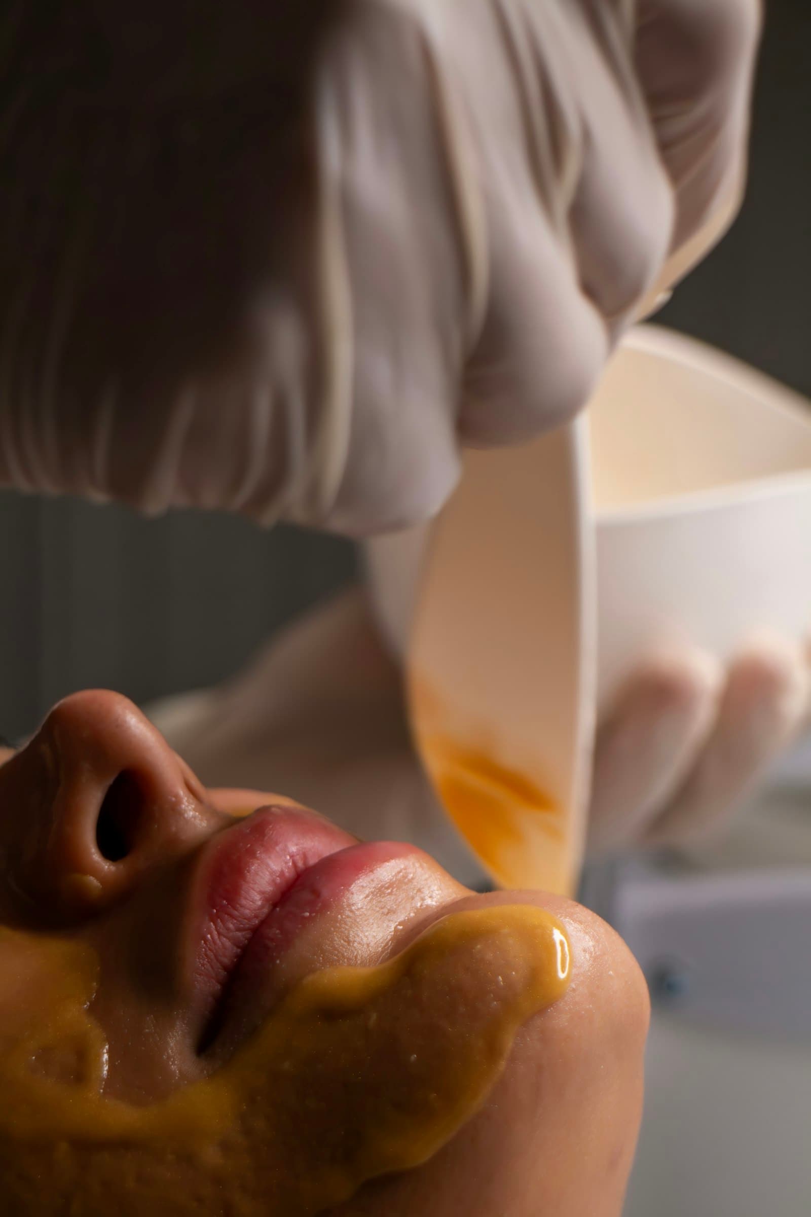 Esteticista aplicando máscara facial